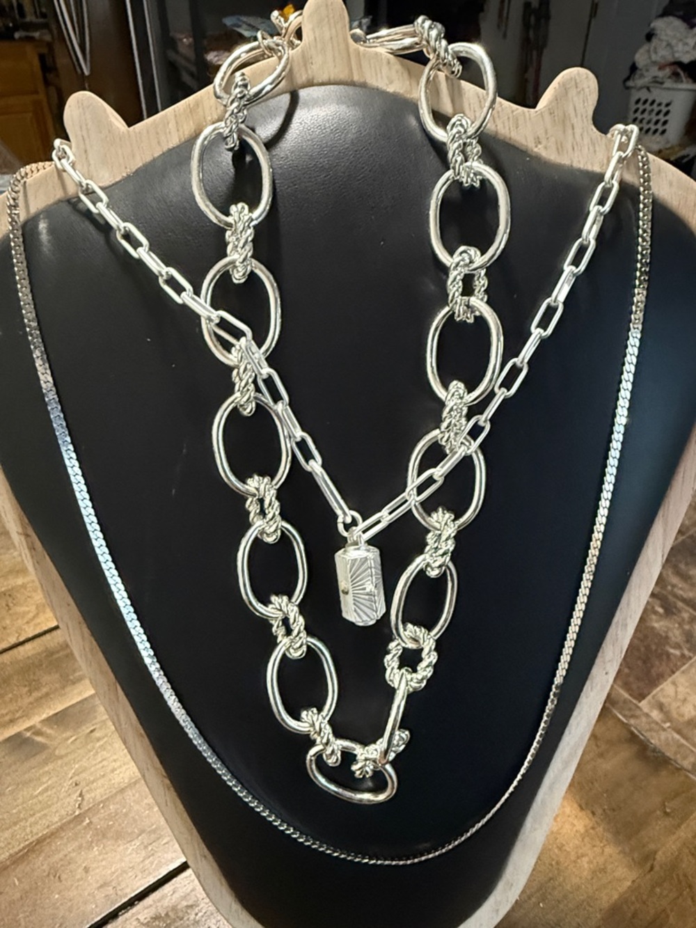 1Silver  Women's Necklace Classic Layered 
1 alegría necklace
1 plain chain